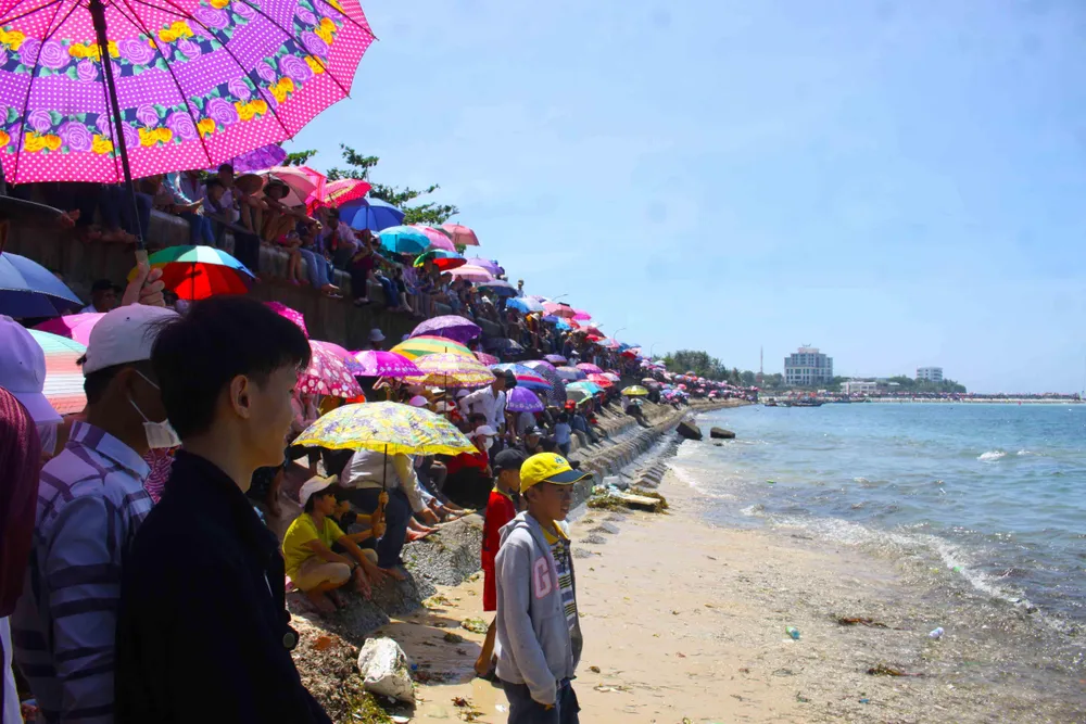 Hàng ngàn người dân đội nắng xem đua thuyền ở đảo Lý Sơn ảnh 4