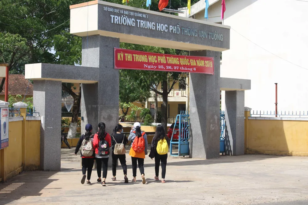 Kỳ thi THPT Quốc gia năm 2019: Thí sinh đến các điểm thi làm thủ tục dự thi ảnh 10