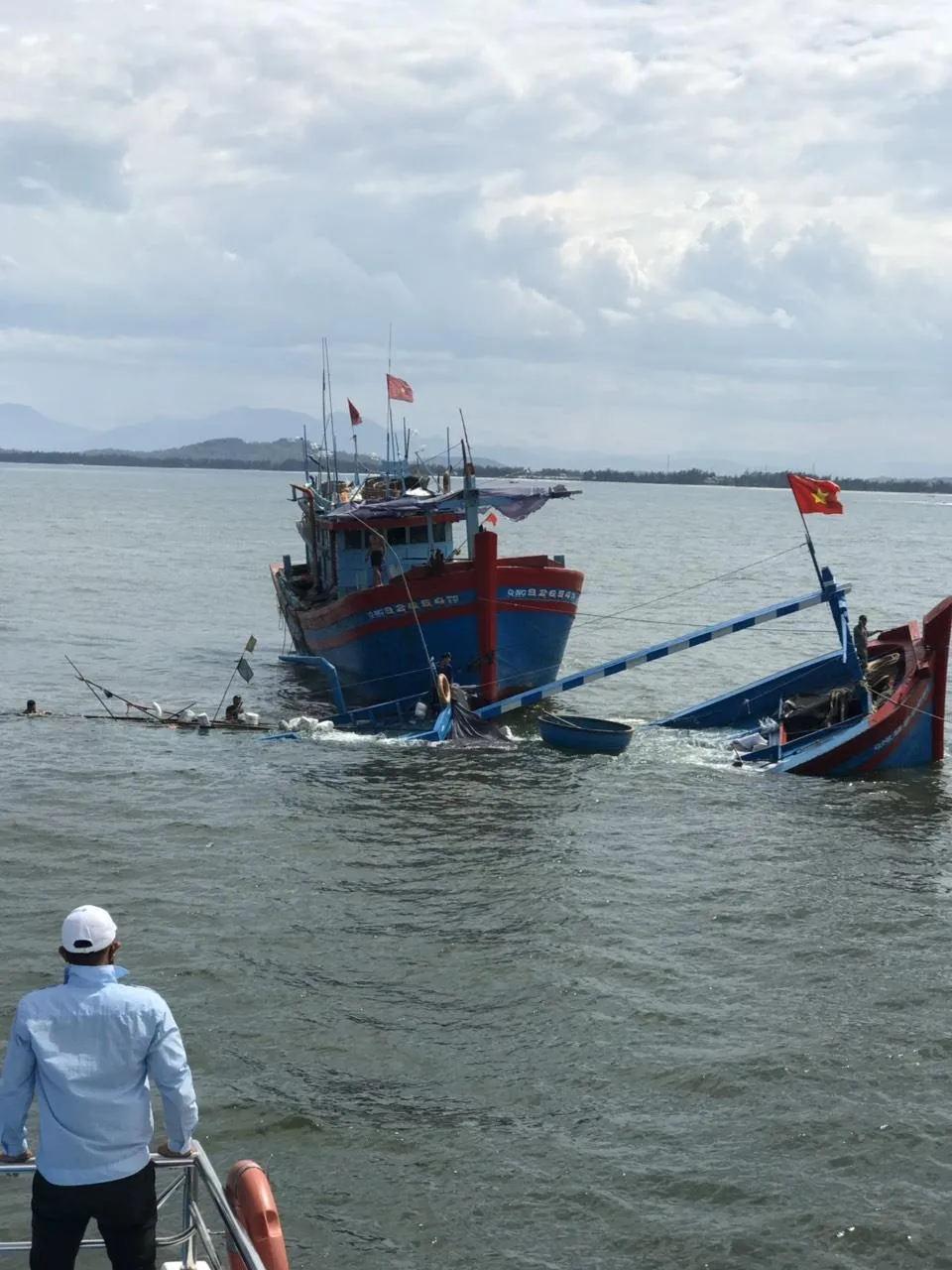 Cứu kịp thời 8 người đi trên tàu cá bị chìm giữa biển ảnh 1