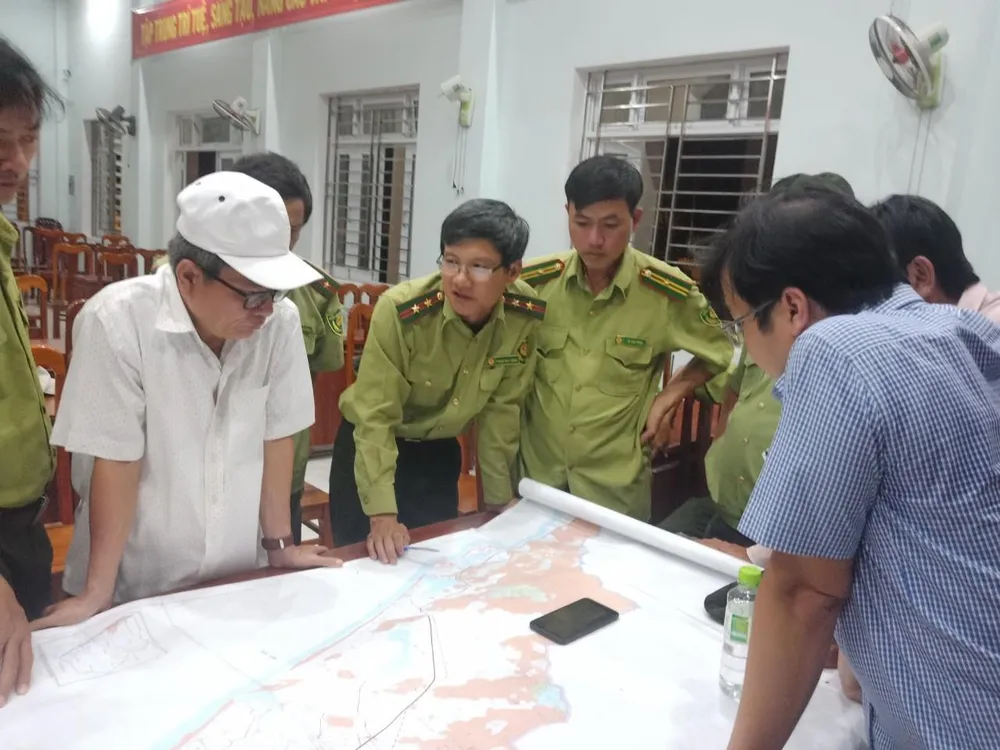 Trắng đêm khống chế vụ cháy rừng ở Đức Phổ, Quảng Ngãi ảnh 5