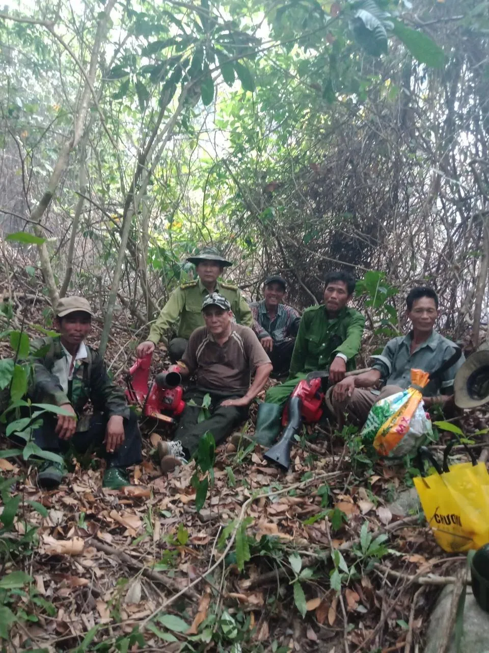 Trắng đêm khống chế vụ cháy rừng ở Đức Phổ, Quảng Ngãi ảnh 7