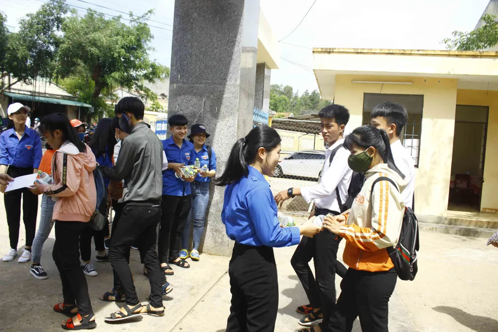 Quảng Ngãi: Thủ khoa tốt nghiệp đạt 32,63 điểm, xuất hiện 2 điểm 10 ở môn Địa lý và Lịch sử ảnh 1