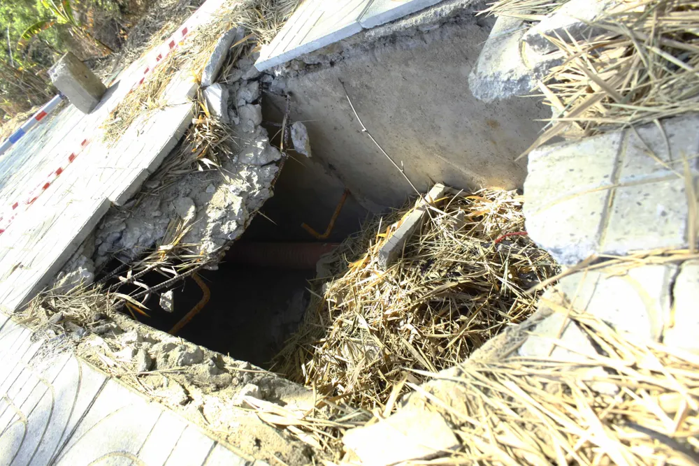 Gạch lát hệ thống cáp ngầm bị sụp gãy, bể vỡ ảnh 1