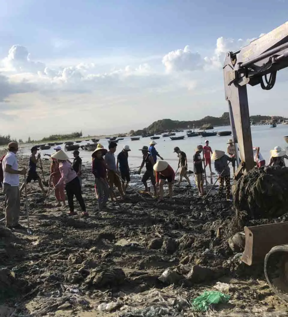 Chỉ 7 ngày, 140 người dân dọn sạch rác bãi biển Sa Cần ảnh 3