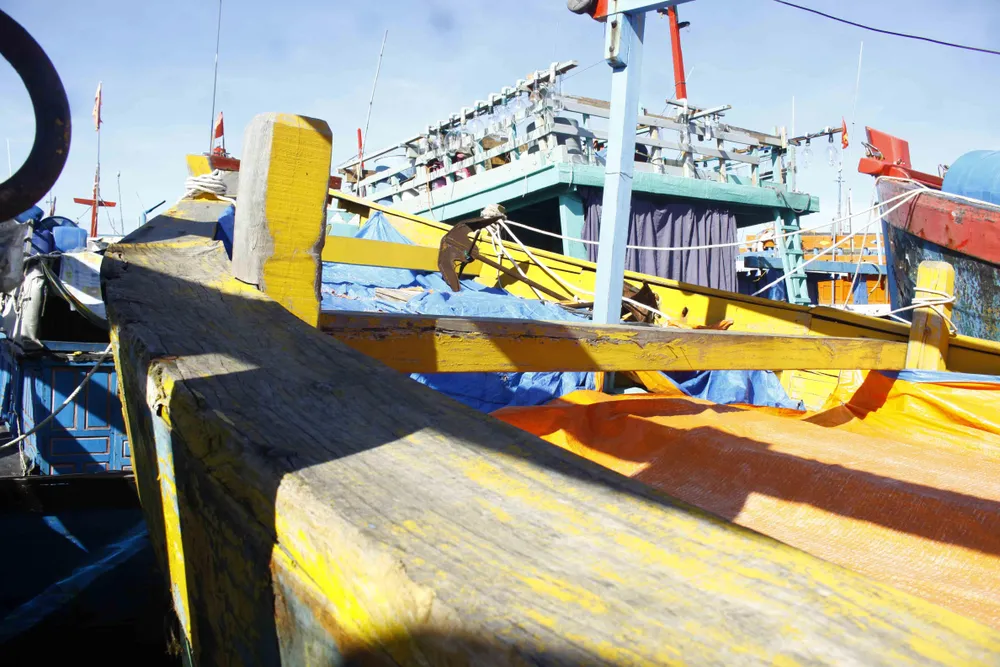 Tàu cá 3 năm bị “bỏ rơi” ở cảng, người trông tàu không thấy chủ quay lại ảnh 1