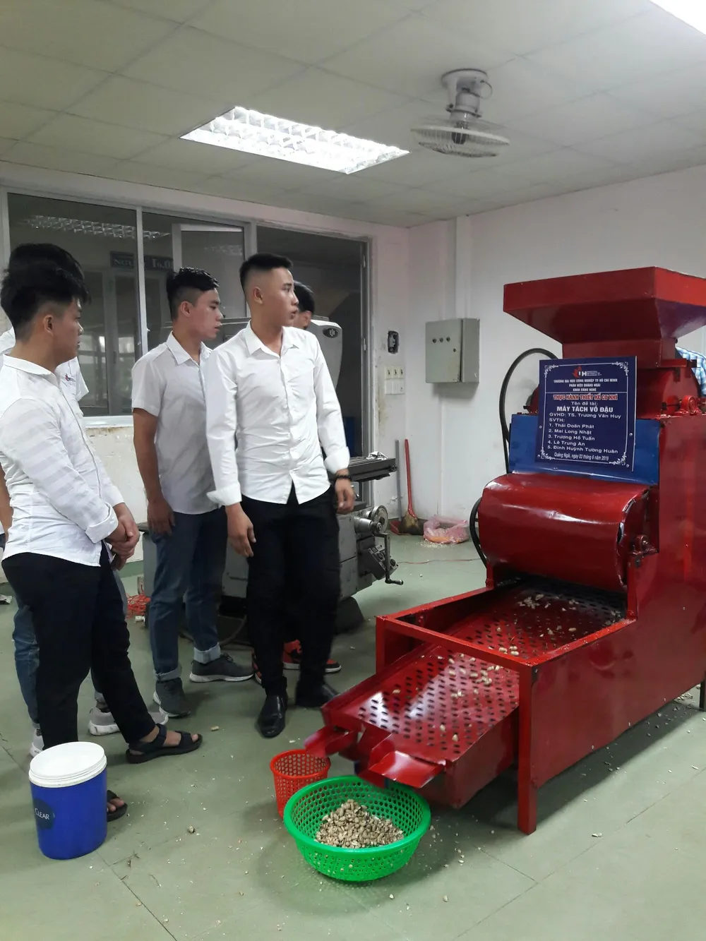 Sinh viên chế tạo máy tách hạt bắp và máy tách vỏ đậu phộng  ảnh 3