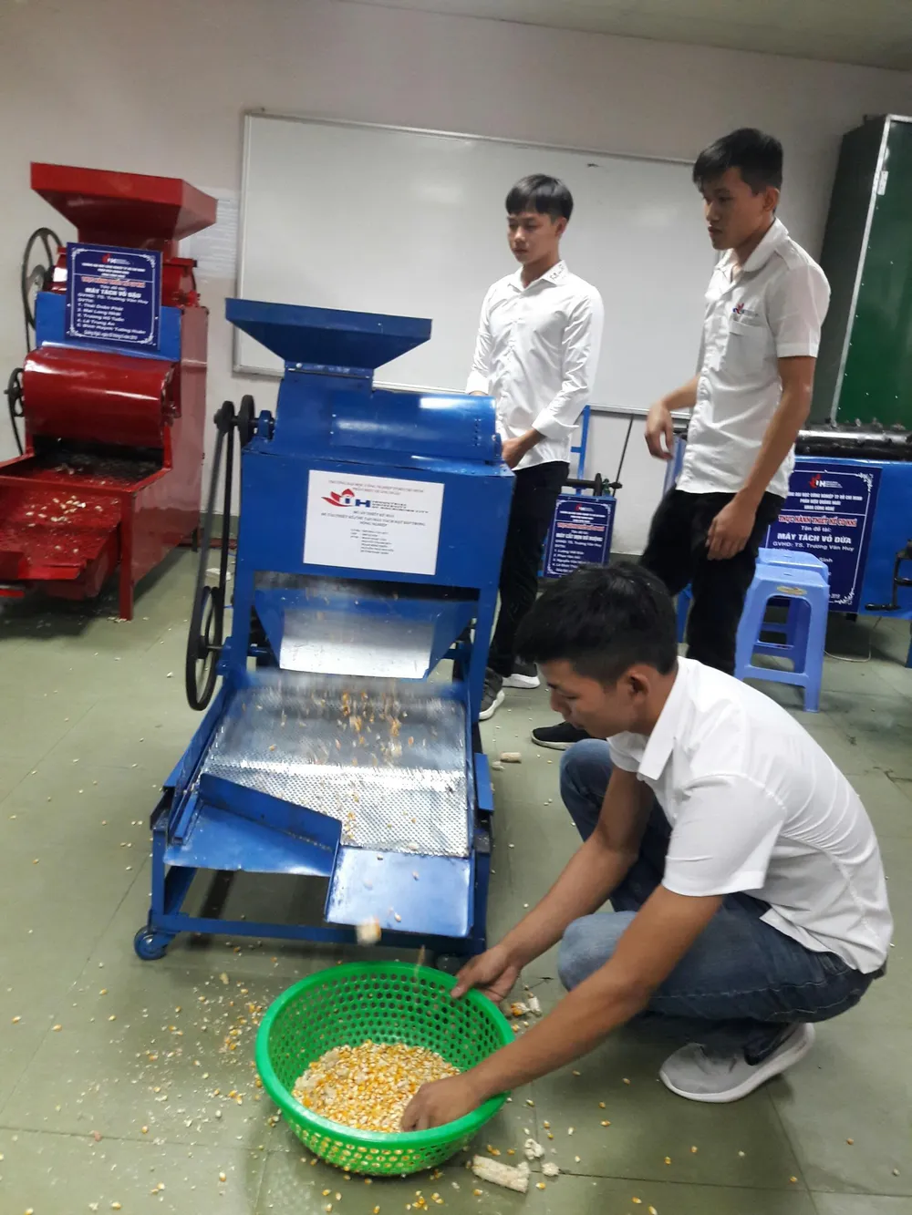 Sinh viên chế tạo máy tách hạt bắp và máy tách vỏ đậu phộng  ảnh 2