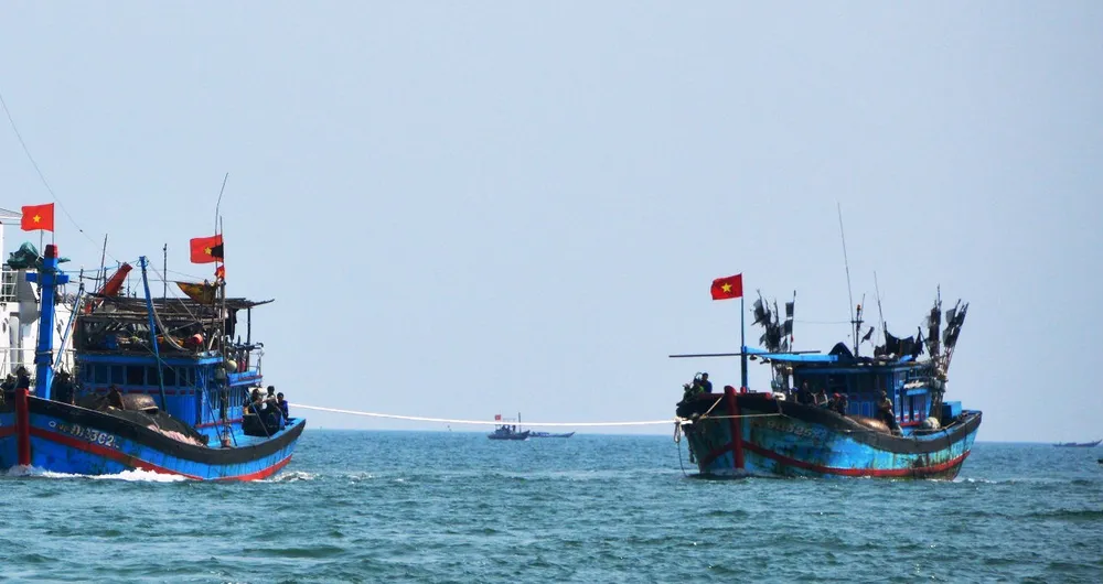 Tàu cá bị hỏng máy thả trôi trên biển, 12 ngư dân đang cần cứu ảnh 1