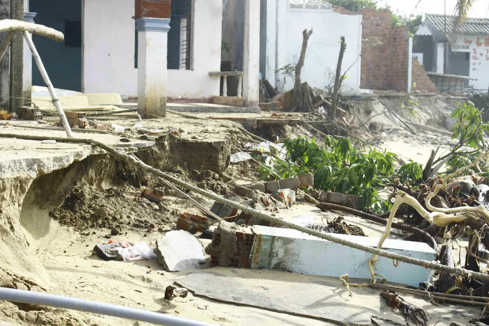 Quảng Ngãi: Hàng chục nhà dân bị sóng biển đánh sập ảnh 4