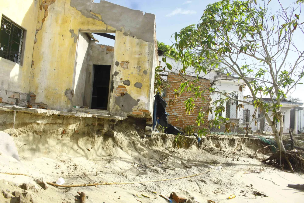 Quảng Ngãi: Hàng chục nhà dân bị sóng biển đánh sập ảnh 2