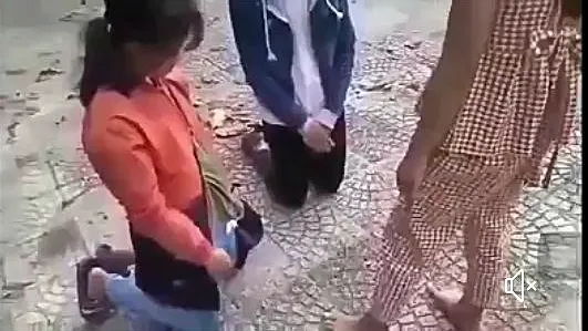 Một clip trên mạng xã hội cảnh em L.T.A.T đánh 2 bạn nữ sinh. Ảnh chụp lại từ clip