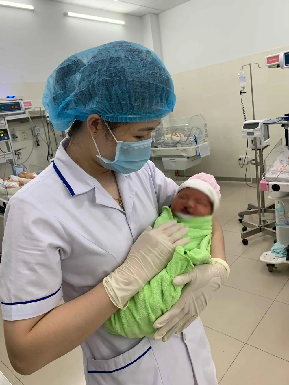 Một em bé dị tật vừa chào đời đã bị mẹ bỏ rơi ảnh 1