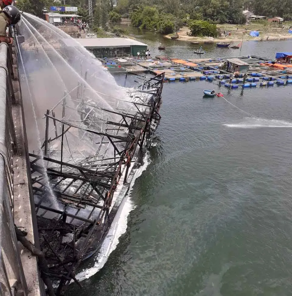 Quảng Ngãi: Tàu cá đang chờ xuất bến bất ngờ bị thiêu rụi ảnh 2