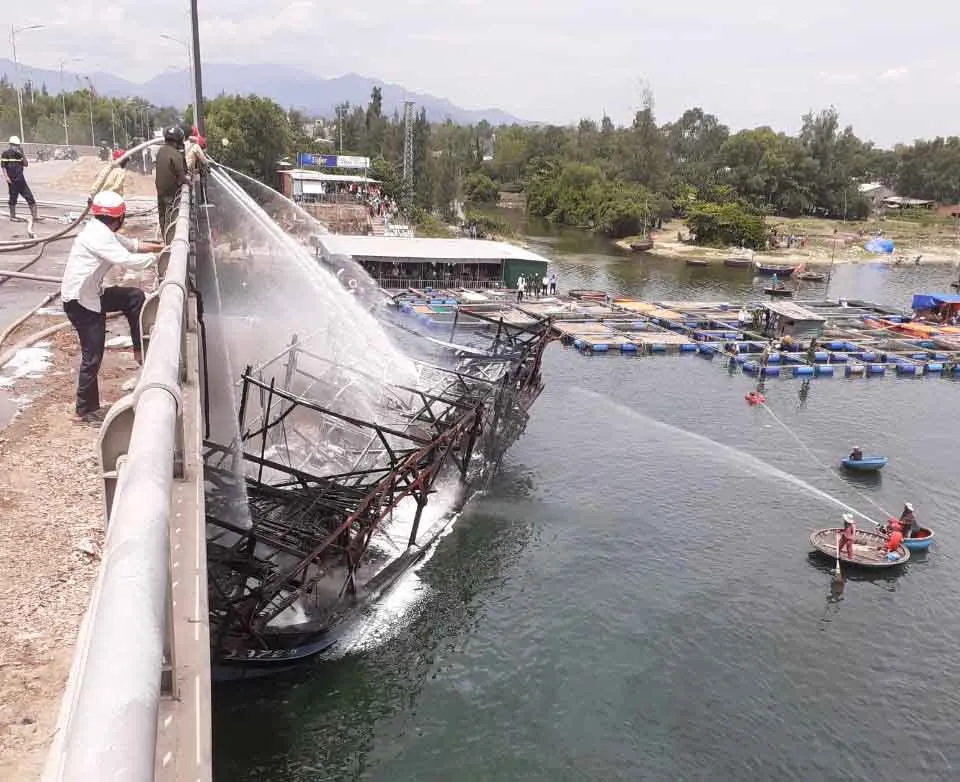 Quảng Ngãi: Tàu cá đang chờ xuất bến bất ngờ bị thiêu rụi ảnh 1