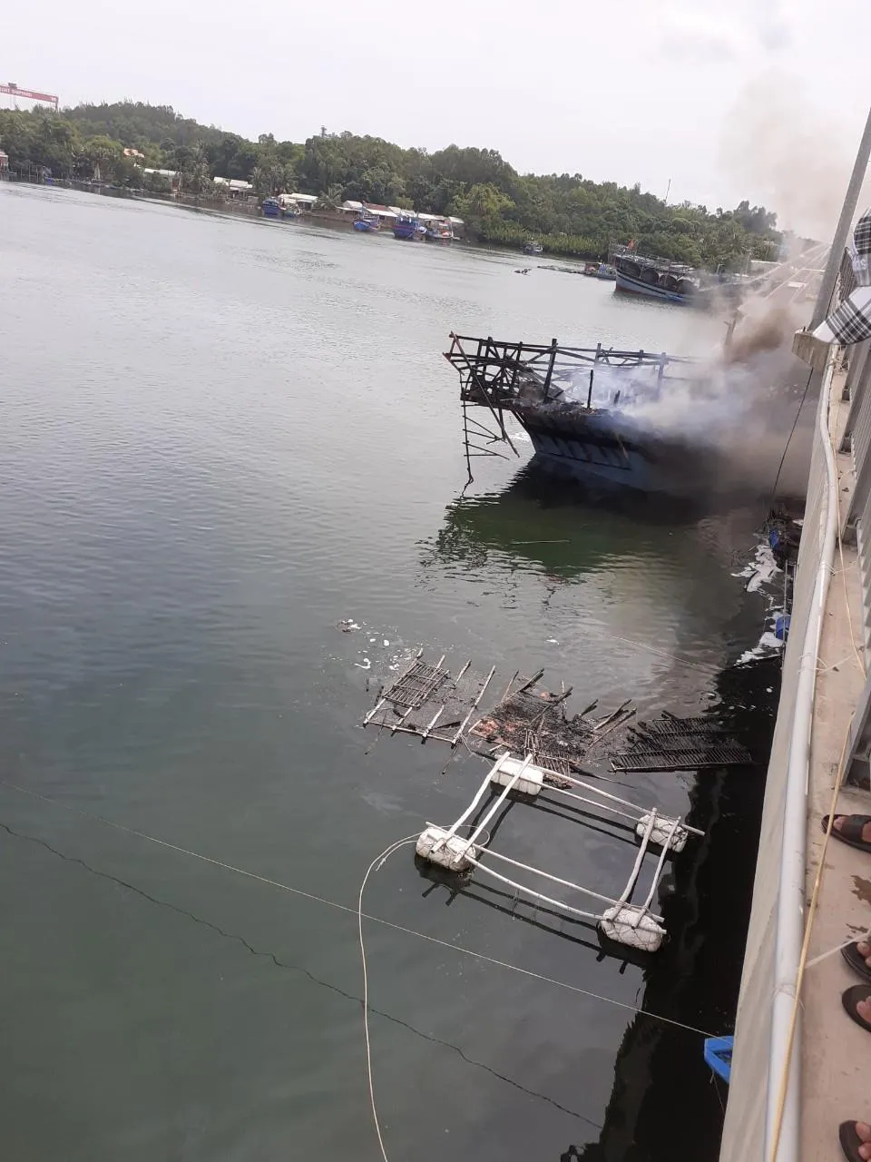 Quảng Ngãi: Tàu cá đang chờ xuất bến bất ngờ bị thiêu rụi ảnh 3