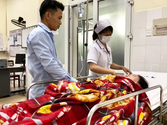 Đang điều khiển xe máy, bị sét đánh trúng ảnh 1