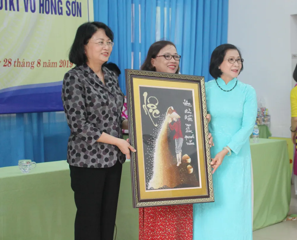 Phó Chủ tịch nước Đặng Thị Ngọc Thịnh thăm Trung tâm Võ Hồng Sơn ảnh 5