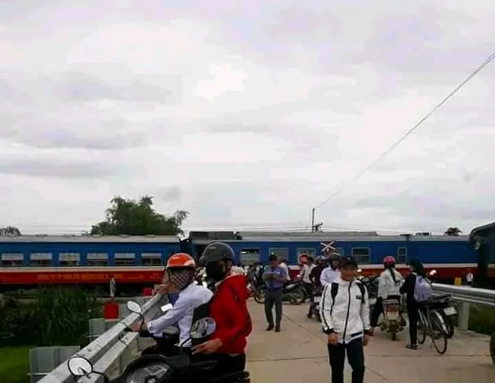 Băng qua đường ray, ô tô bị tàu hỏa tông, 1 người bị thương nặng ảnh 2