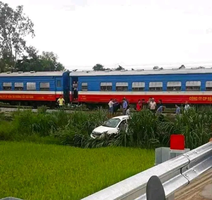 Băng qua đường ray, ô tô bị tàu hỏa tông, 1 người bị thương nặng ảnh 1