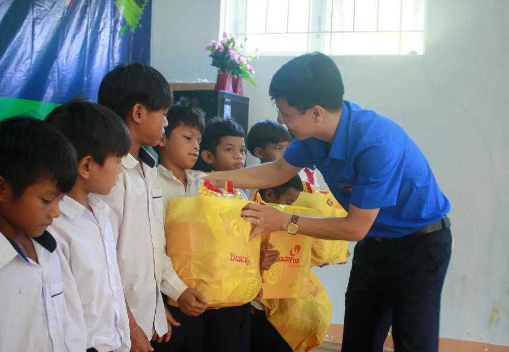 Mang trung thu đến với trẻ em vùng núi Sơn Tây ảnh 3