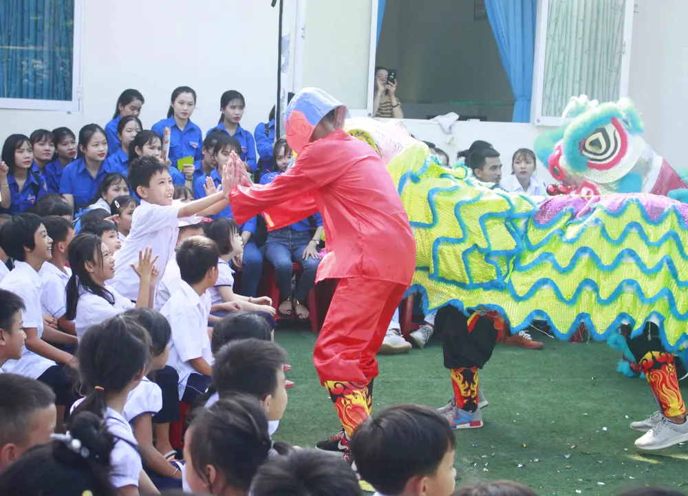 Tết Trung thu ở Trung tâm Nuôi dạy trẻ khuyết tật Võ Hồng Sơn ảnh 4