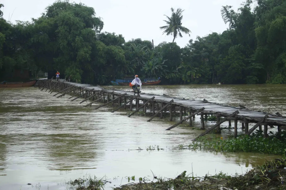 Người dân xóm “ốc đảo” Đồng Min chèn chống để giữ cầu ảnh 6