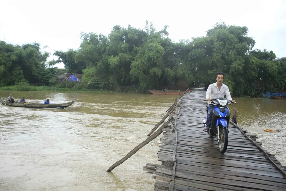 Người dân xóm “ốc đảo” Đồng Min chèn chống để giữ cầu ảnh 7
