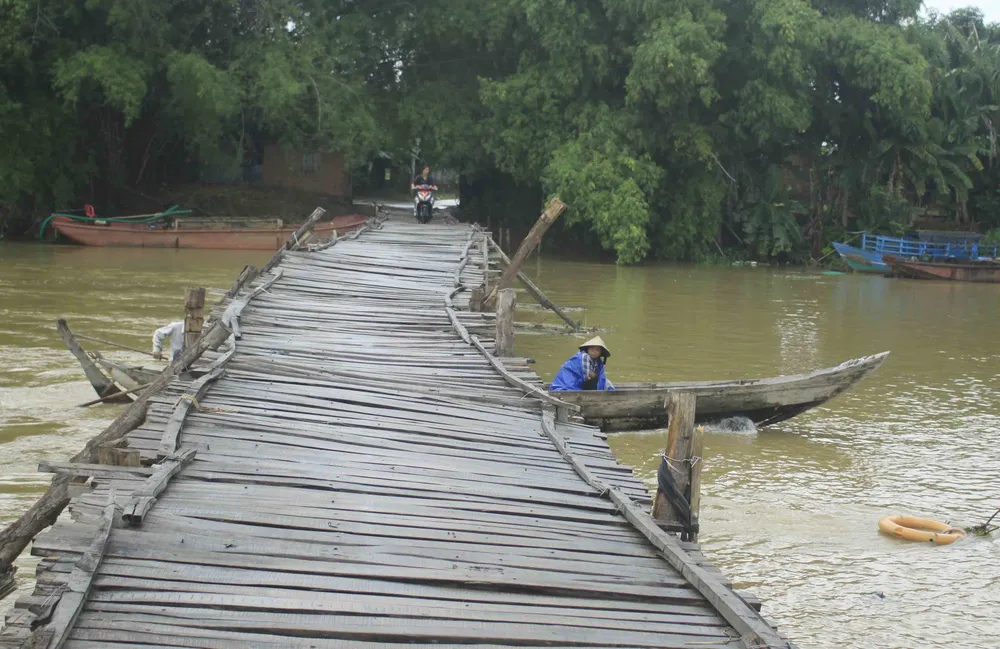 Người dân xóm “ốc đảo” Đồng Min chèn chống để giữ cầu ảnh 8