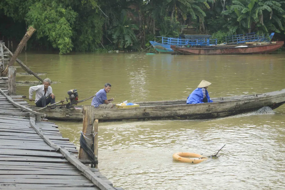 Người dân xóm “ốc đảo” Đồng Min chèn chống để giữ cầu ảnh 9