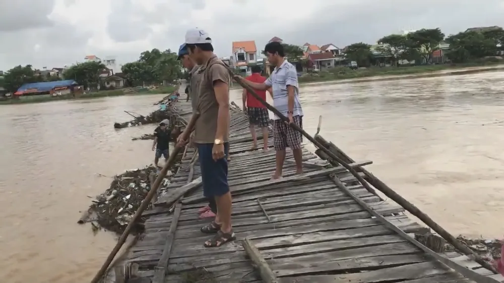 Người dân xóm “ốc đảo” Đồng Min chèn chống để giữ cầu ảnh 1