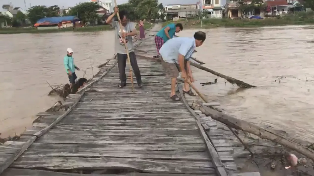 Người dân xóm “ốc đảo” Đồng Min chèn chống để giữ cầu ảnh 5