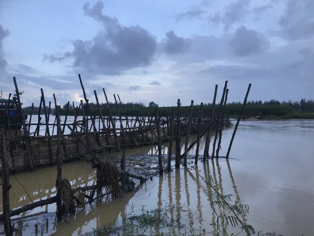 Người dân xóm “ốc đảo” Đồng Min chèn chống để giữ cầu ảnh 2