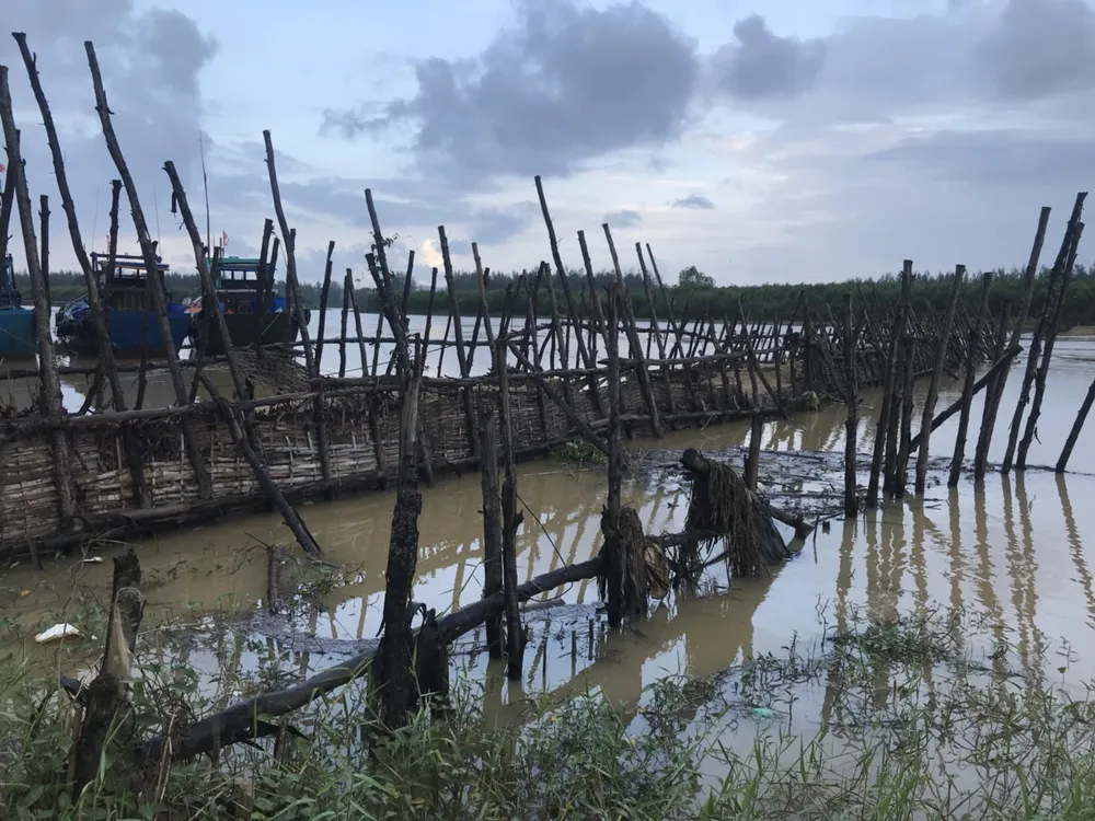 Người dân xóm “ốc đảo” Đồng Min chèn chống để giữ cầu ảnh 10