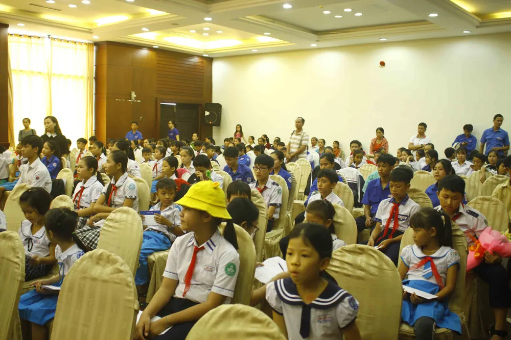 Trao học bổng Thắp sáng ước mơ thanh thiếu nhi Quảng Ngãi ảnh 1