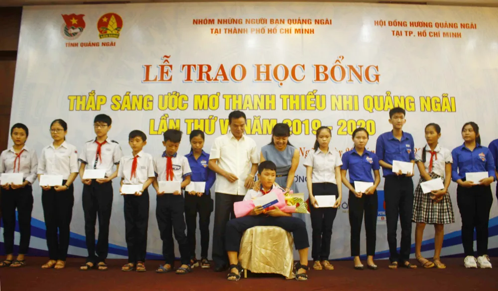 Trao học bổng Thắp sáng ước mơ thanh thiếu nhi Quảng Ngãi. Ảnh: NGUYỄN TRANG