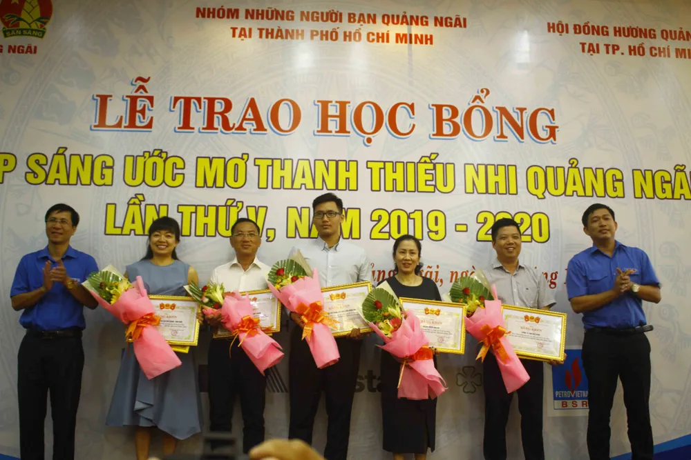 Trao học bổng Thắp sáng ước mơ thanh thiếu nhi Quảng Ngãi ảnh 2