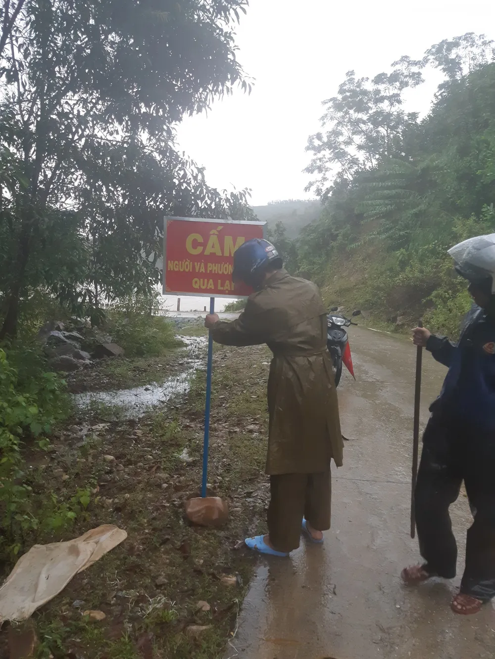 Phố biển Quy Nhơn tan hoang sau bão Matmo ảnh 14