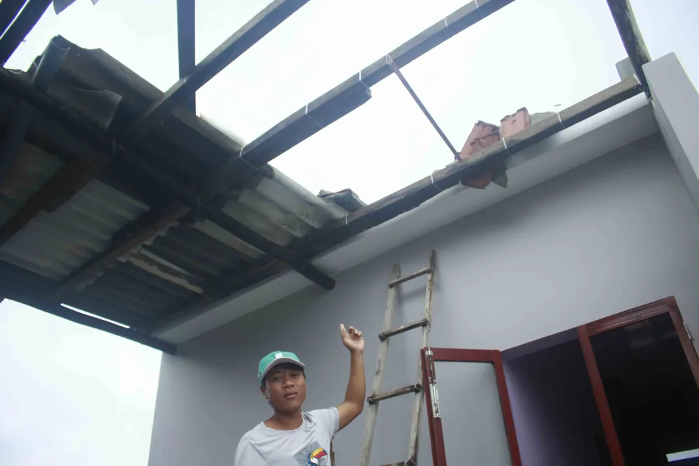 Phố biển Quy Nhơn tan hoang sau bão Matmo ảnh 12