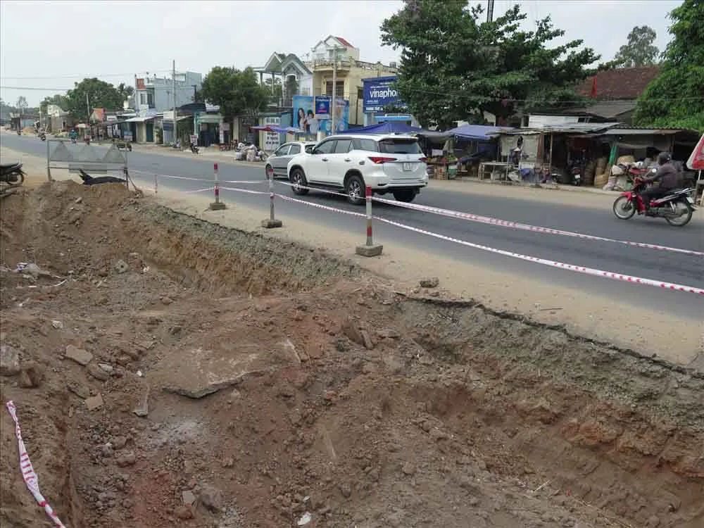 Quảng Ngãi: Dứt điểm bàn giao mặt bằng, hoàn thành thi công Quốc lộ 1A trước 31-12 ảnh 2