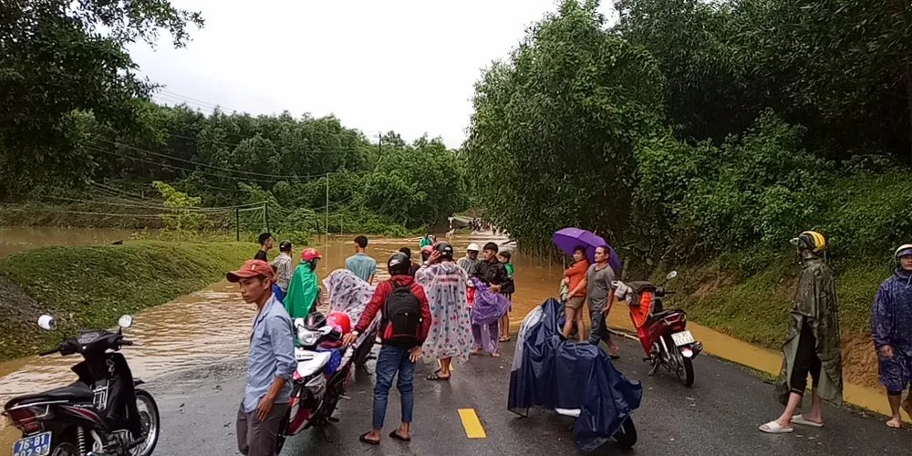 Phố biển Quy Nhơn tan hoang sau bão Matmo ảnh 15