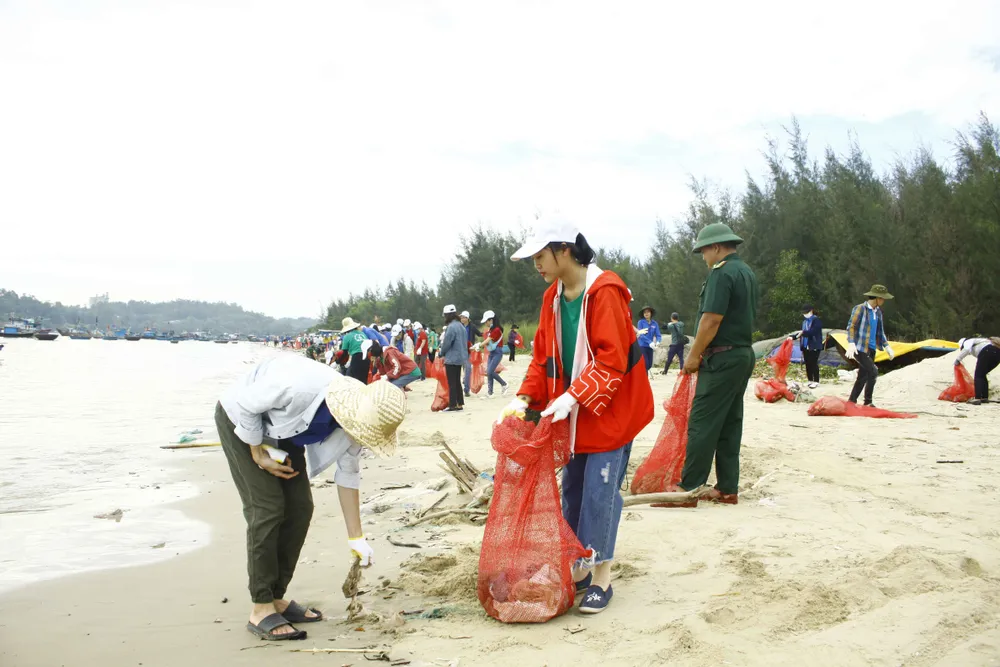 Củi, rác thải phủ khắp hạ lưu sông Trà Bồng sau bão số 5 ảnh 7