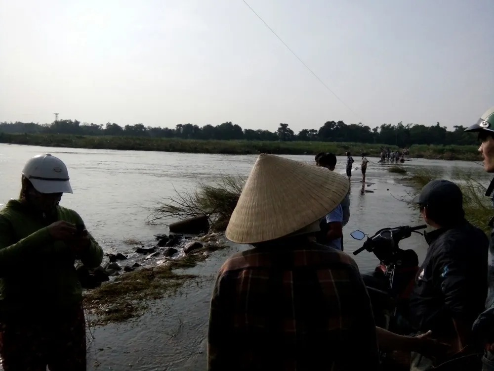 Lội qua sông, một phụ nữ bị nước cuốn trôi ảnh 1