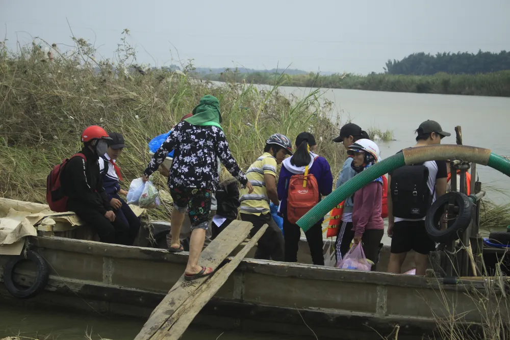 Nguy hiểm vượt sông Trà Khúc ảnh 2