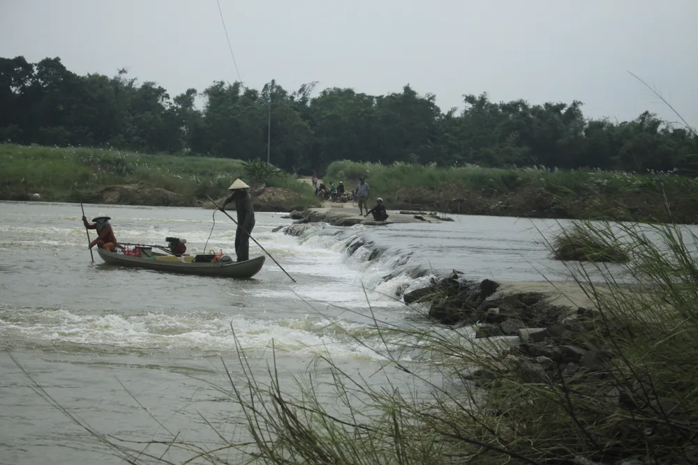 Nguy hiểm vượt sông Trà Khúc ảnh 12