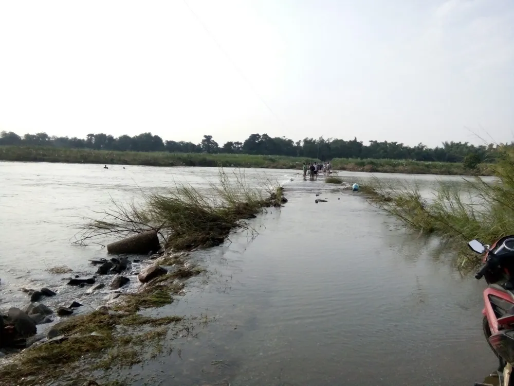 Lội qua sông, một phụ nữ bị nước cuốn trôi ảnh 2