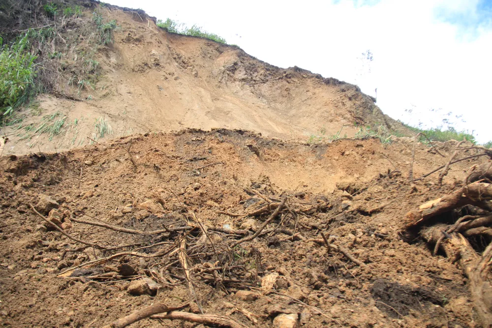 Quảng Ngãi: Khắc phục nhiều điểm sạt lở do ảnh hưởng bão số 6 ảnh 2