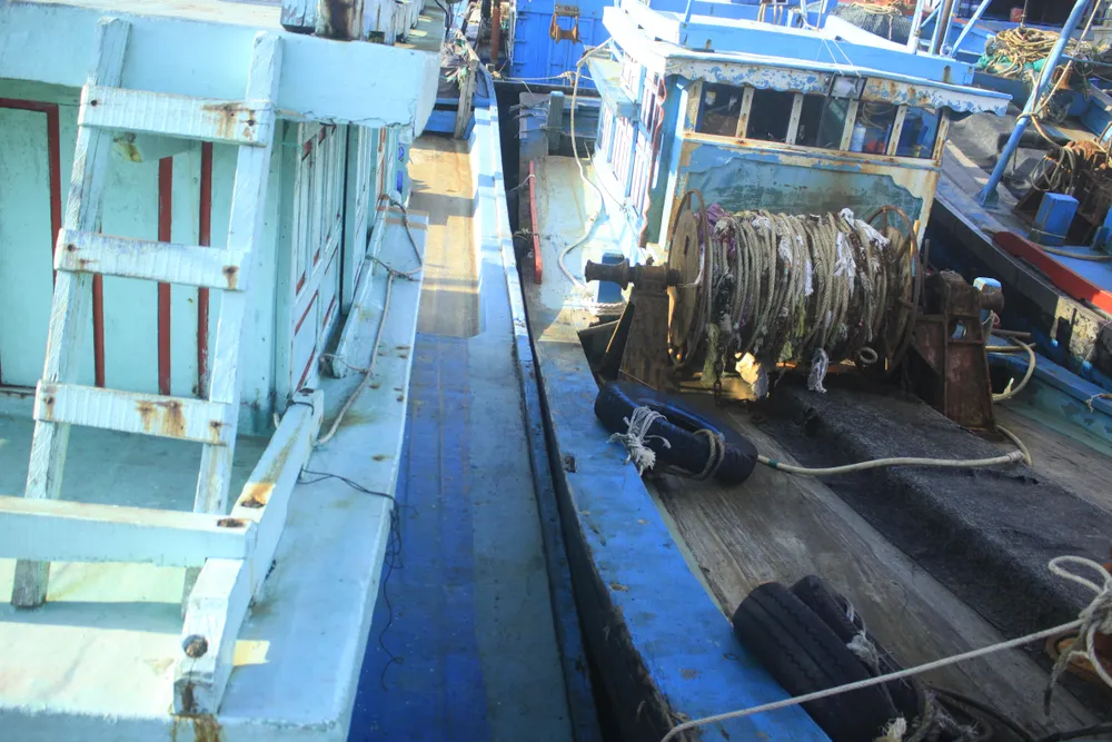 Tàu cá bị mắc kẹt giữa âu thuyền ở Quảng Ngãi ảnh 3