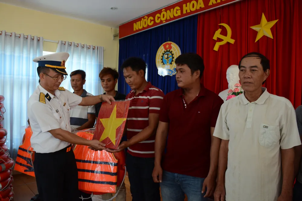 Quảng Ngãi: Bộ tư lệnh Vùng 3 Hải quân thăm, tặng quà ngư dân đảo Lý Sơn  ảnh 1