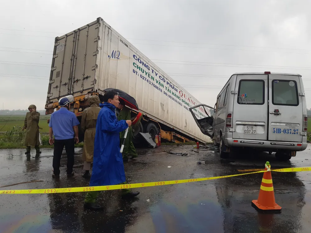 Tai nạn giữa xe container và xe khách, 2 người chết, 11 người bị thương ảnh 1
