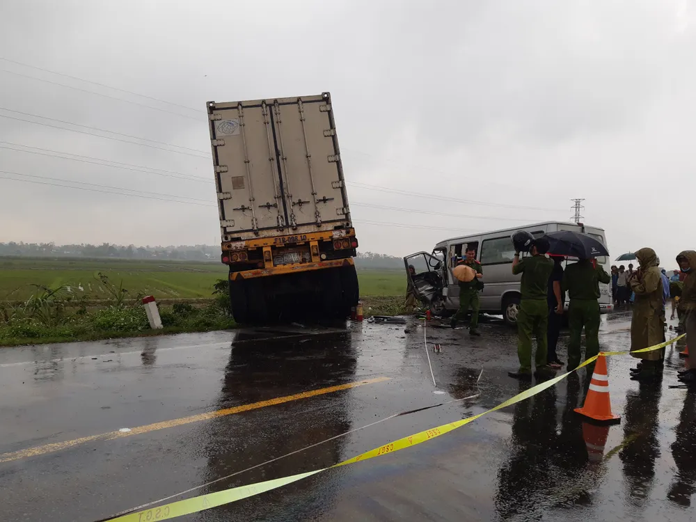 Tai nạn giữa xe container và xe khách, 2 người chết, 11 người bị thương ảnh 2